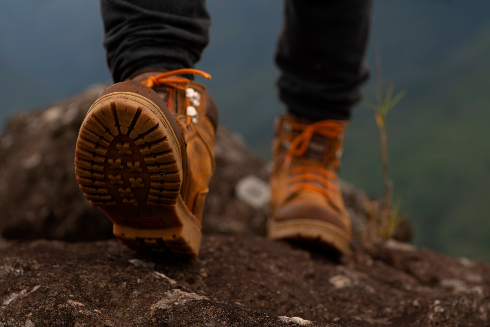 Panduan Memilih Sepatu Gunung: Mid-cut atau Low-cut?